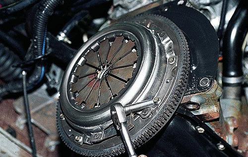 How is the replacement of the clutch by the hands made on the VAZ-2110?