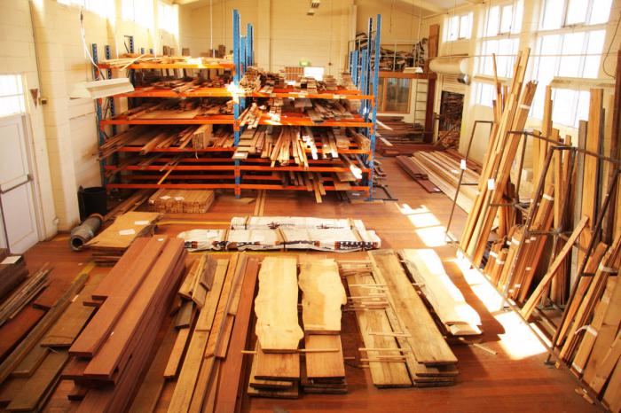 Equipment for the production of laminated veneer lumber