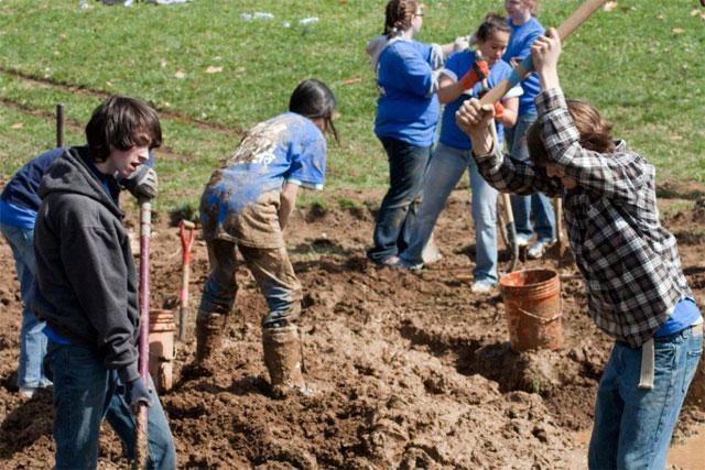 Volunteering activities. Волонтеры в работе. Волонтер волонтерская деятельность. Фото волонтеров в работе. Тяжёлая работа волонтёров.