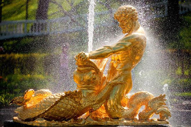 Peterhof closing fountains