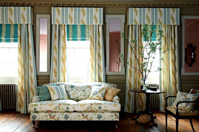 Curtains and lambrequins in the hall