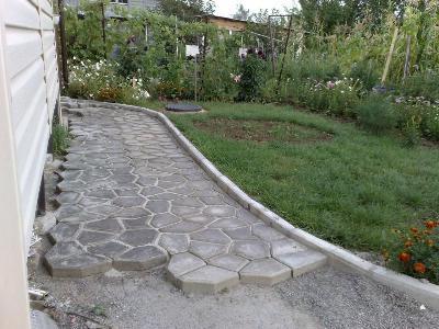 Form for the garden path. With your hands you will equip the villa site