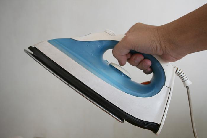 how to clean the iron at home