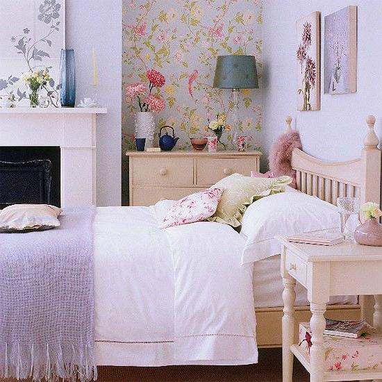 lilac color in the interior of the bedroom