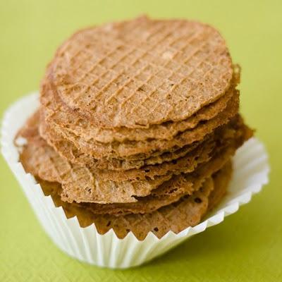 Waffle iron for thin wafers - assistant in the kitchen