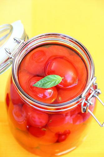 Do you know how to pickle tomatoes in a bank?