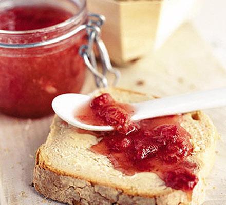 We prepare a confiture of strawberries: a recipe for classic and assorted