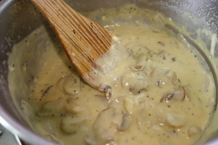 Mushroom sauce from frozen mushrooms: recipe. Mushroom sauce from frozen mushrooms with sour cream in a multivark