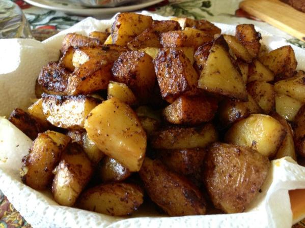 Crisp potatoes in a rustic way: a recipe for cooking in the oven and in a frying pan