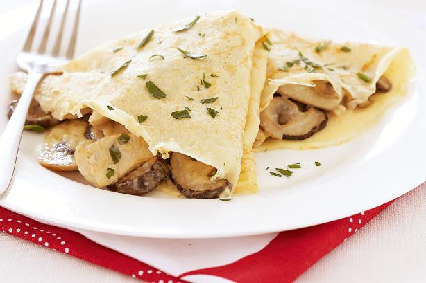 How is the filling for pancakes made of chicken and mushrooms prepared?