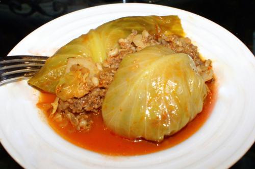 How to cook cabbage rolls in a pan with a fragrant tomato broth?