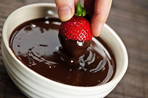 How to melt the chocolate so that it is liquid and does not freeze?