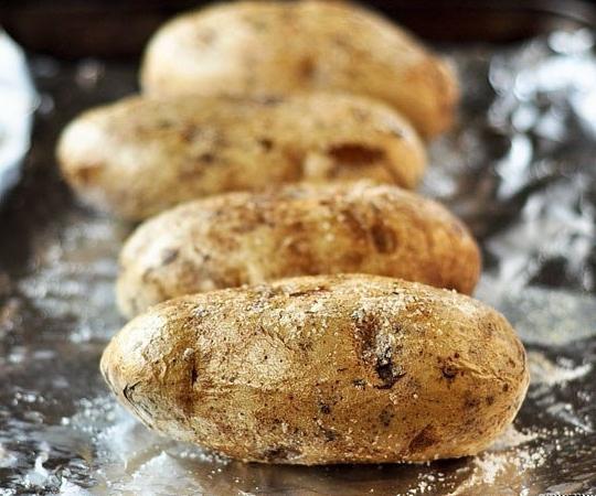 bake potatoes in a uniform in the oven