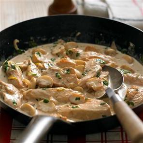 chicken in a creamy sauce with champignons