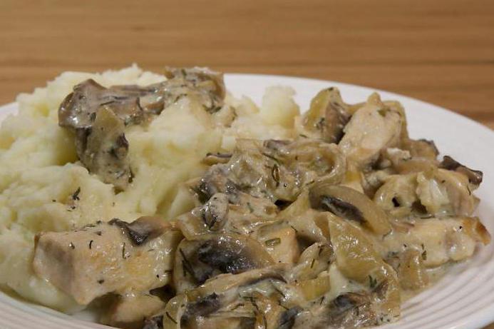 Chicken fillet in mushroom sauce: step-by-step recipe with a photo. How to cook a chicken fillet in a mushroom sauce in a multivariate?