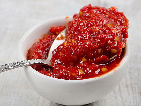 The best recipes for cooking chutney sauce from tomatoes