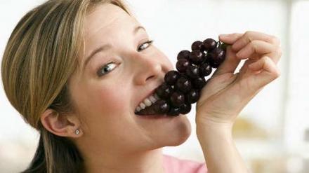 Is it possible to eat grapes with bones