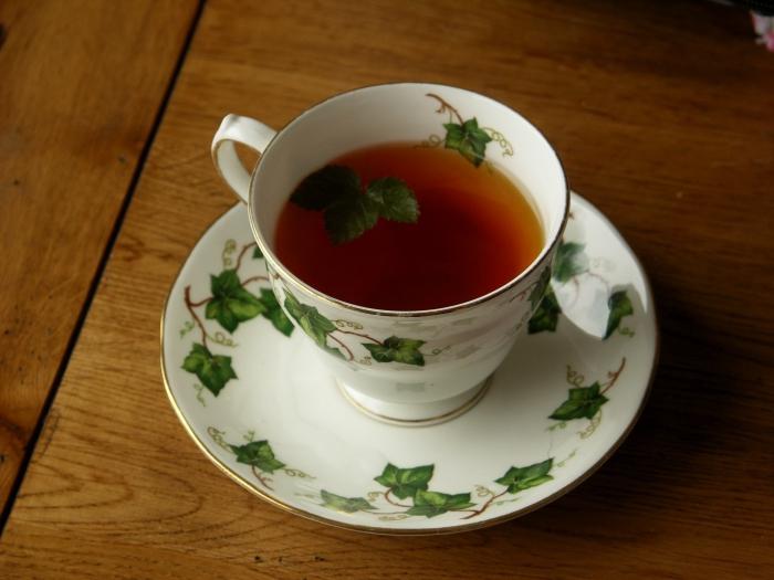 tea from currant leaves