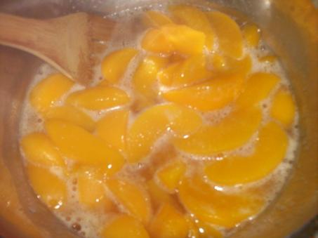Recipes: how to prepare peaches in whole syrup and slices