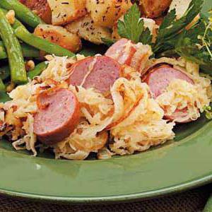 Solyanka from fresh cabbage with sausages: a recipe for cooking