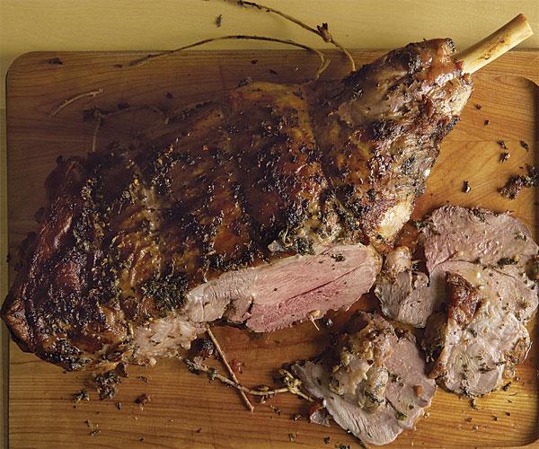 We bake a lamb leg in the oven. Recipe with green beans