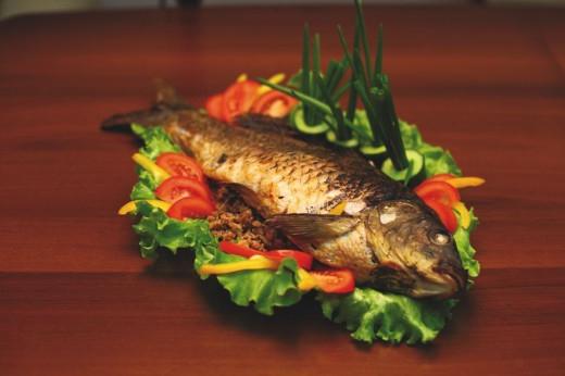 Bake carp in the oven in foil: the best recipes of your favorite dish