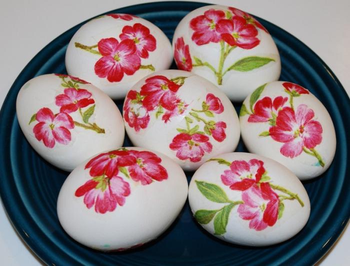 Decoupage of Easter eggs