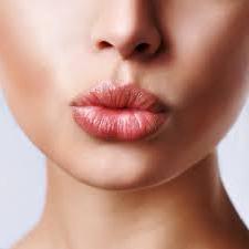 How to make lips plump visually?