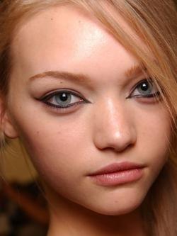 Make-up for eyes with an overhanging eyelid and not only