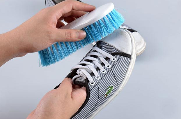 How to wash sneakers