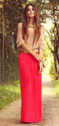 With what to wear a red skirt: tips and tricks