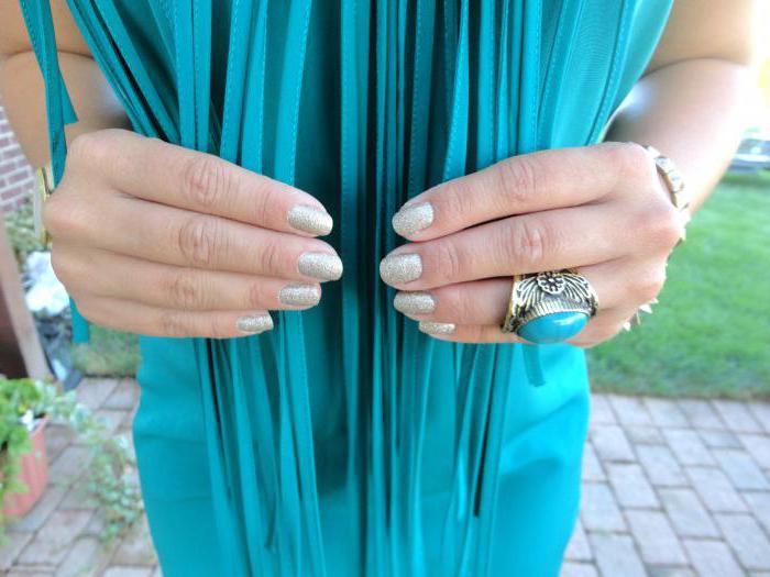 What is the combination of turquoise color in clothes? Manicure under a turquoise dress