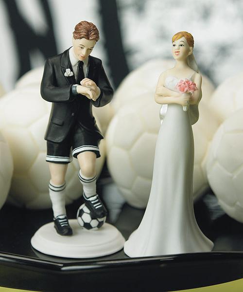 Wedding figurine on cake: a stylish accessory