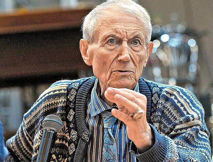 Poet Yevgeny Yevtushenko: Biography and Creativity