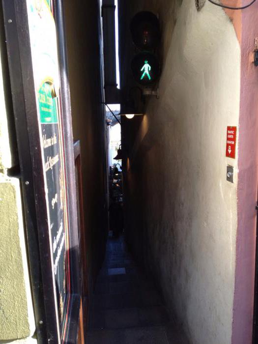 The narrowest street in Prague - Vinarna Chertovka