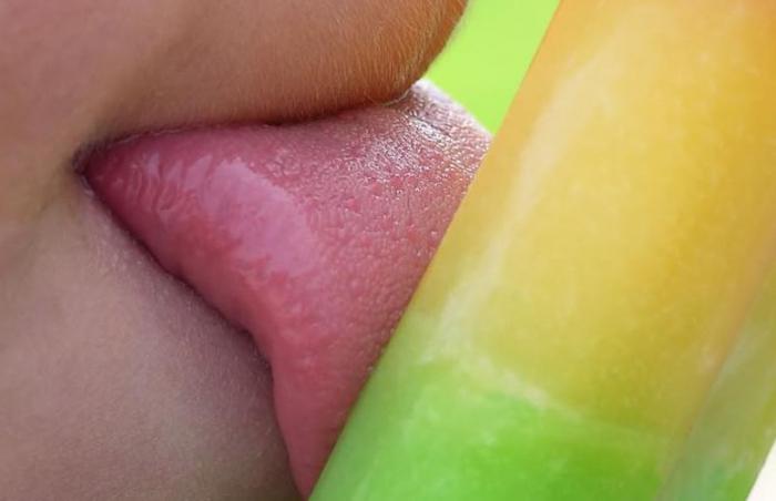 yellow coating on the child's tongue